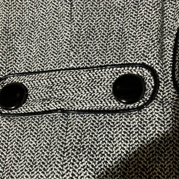 Swing jacket with faux leather piping and large button detail. Size 2 - Picture 9 of 11